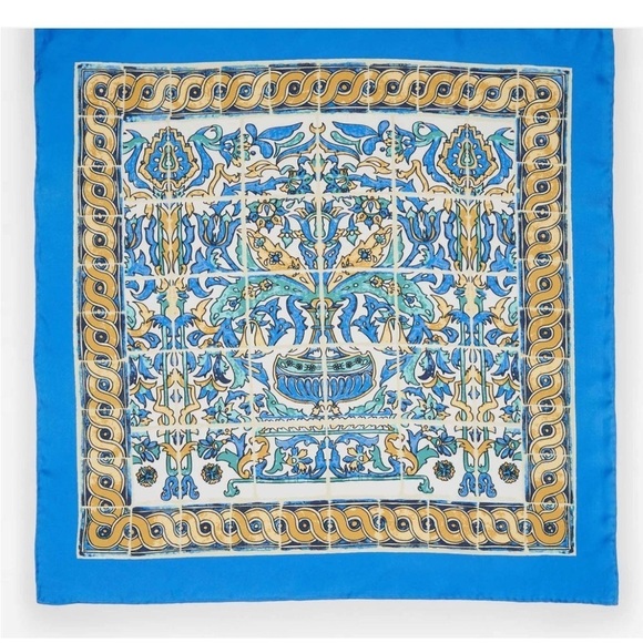 J.McLaughlin limited-edition silk scarf of Palm Beach fountain - Picture 2 of 9